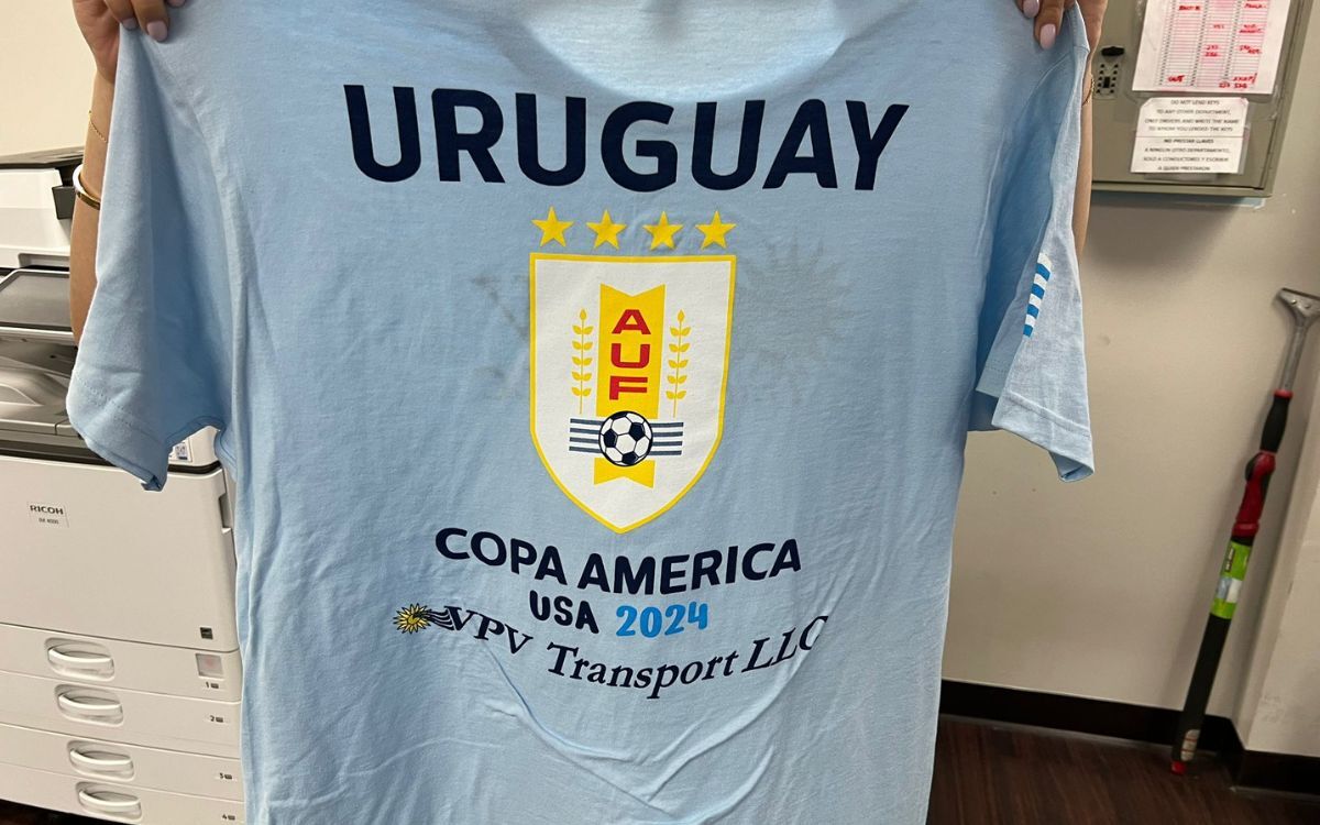 La camiseta que le regaló a cada uno de sus funcionarios y que será parte de la movida previa en el estadio.