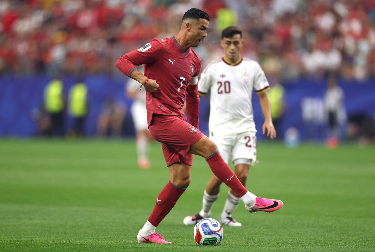 Cristiano Ronaldo ante Pedri en el partido entre Portugal y España por el Mundial 2026.