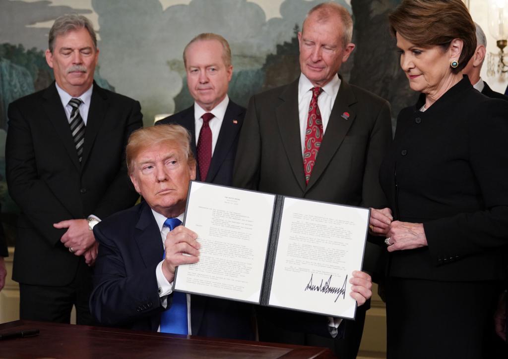 Sanciones. El presidente de EE.UU., Donald Trump, muestra su firma en el documento que prevé medidas arancelarias contra productos chinos.