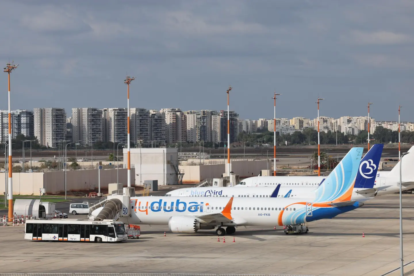 Un avión de Flydubai se encuentra en la pista del Aeropuerto Internacional Ben Gurion cerca de Tel Aviv, Israel, el 30 de septiembre de 2026.