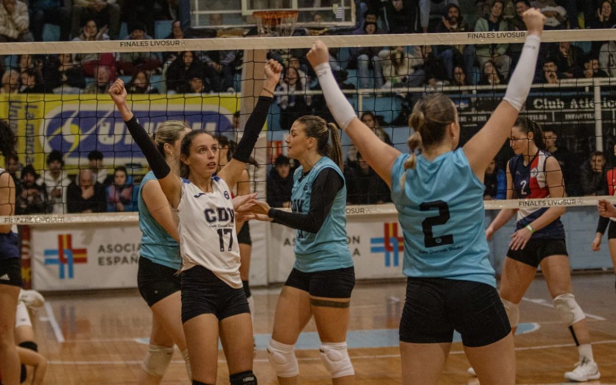 El festejo de las jugadoras de Centro Desarrollo de Voleibol en el juego ante Banco República.