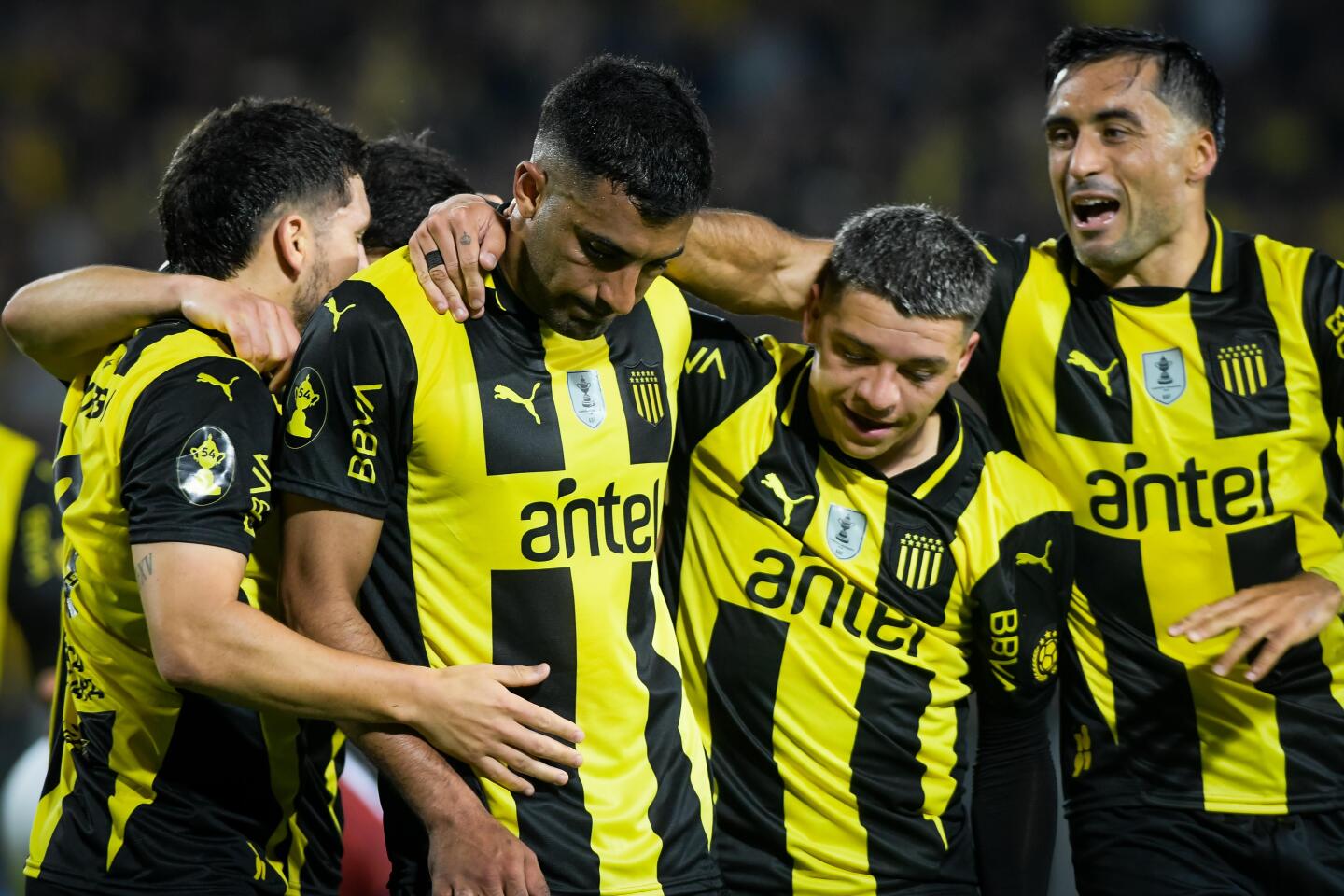 El festejo de los jugadores de Peñarol tras el gol de Maximiliano Silvera ante Wanderers.