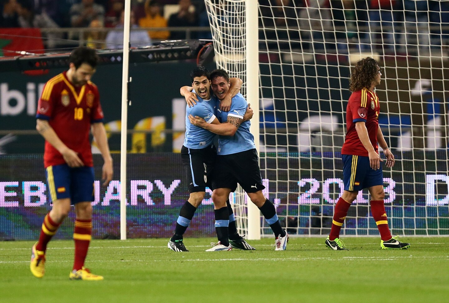 Cristian "Cebolla" Rodríguez celebra un gol junto con Luis Suárez en la selección uruguaya. 