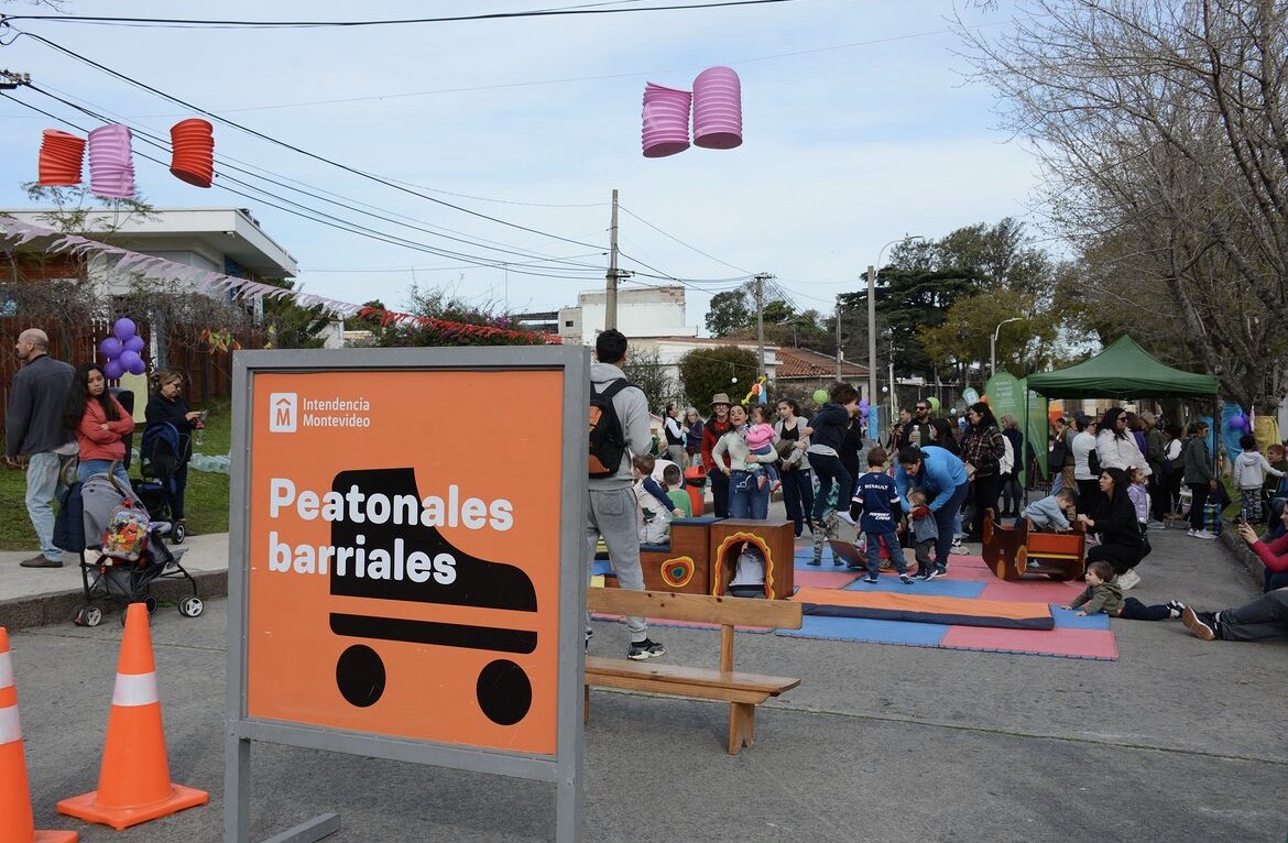 Peatonal barrial en el municipio C de Montevideo.
