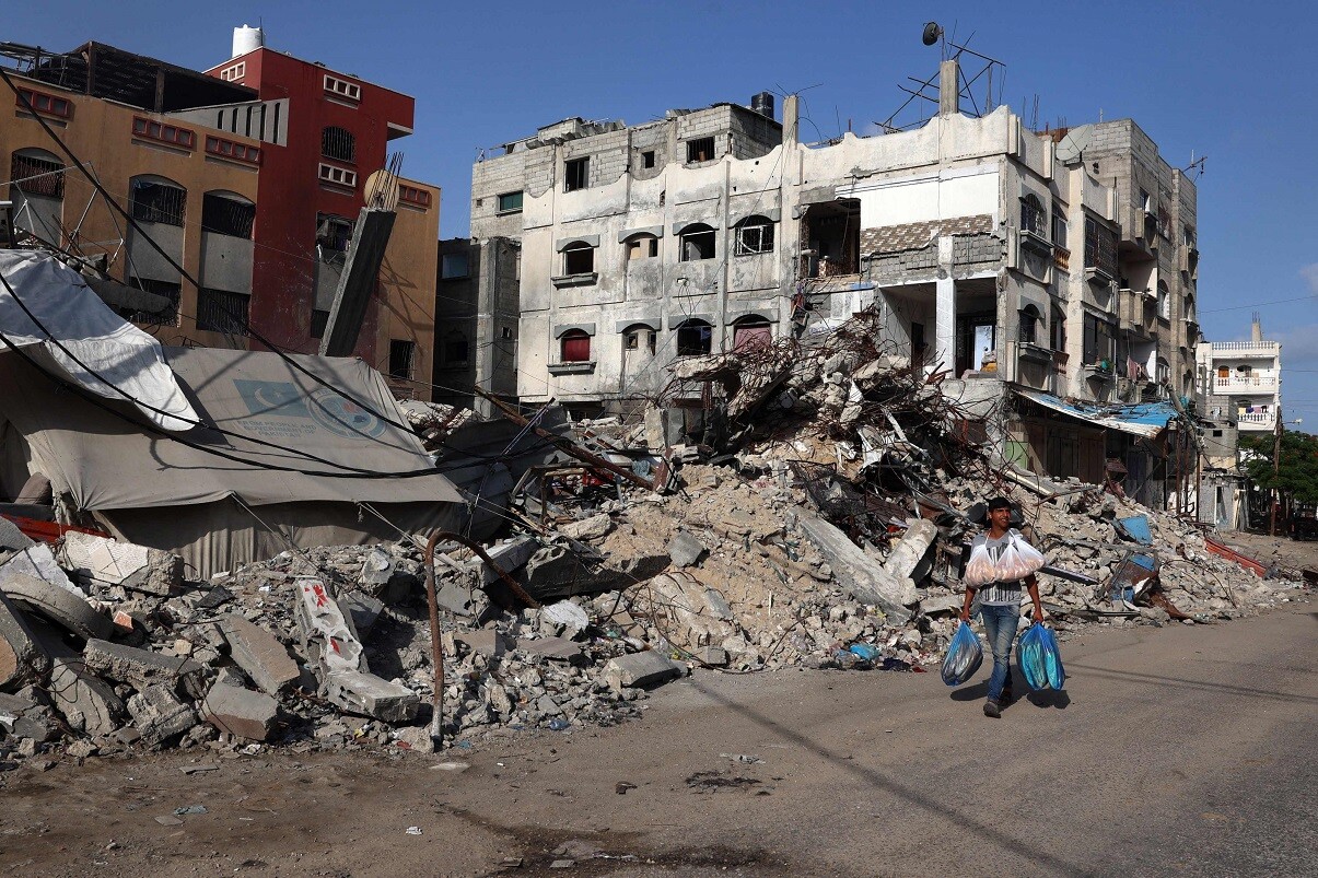 Un palestino pasa junto a un edificio destruido en Rafah, en el sur de la Franja de Gaza.