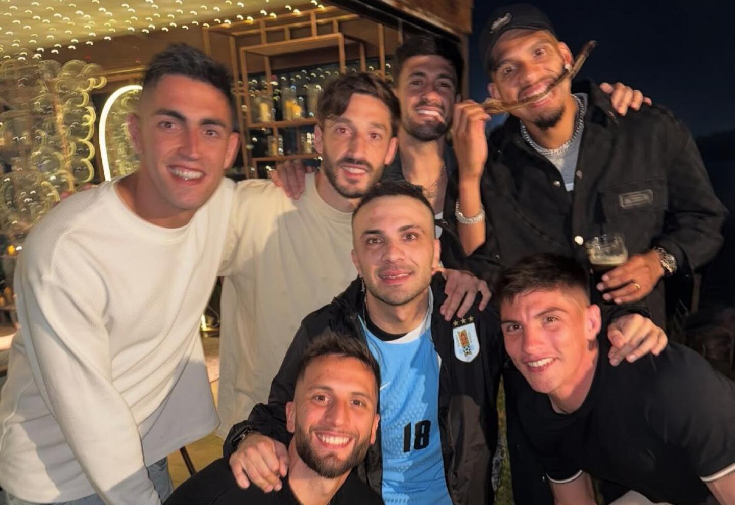 Así fue el festejo íntimo de selección uruguaya tras clasificar al Mundial 2026: hasta Bielsa subió al escenario - EL PAÍS Uruguay