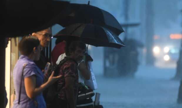 Apenas a las 13.00 horas, el día se hizo noche a causa de la tormenta en Montevideo