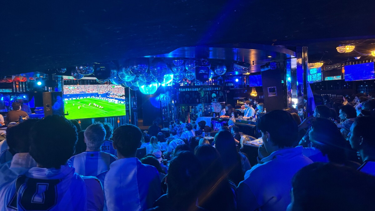 Hinchas argentinos en un Fan Fest de Montevideo.