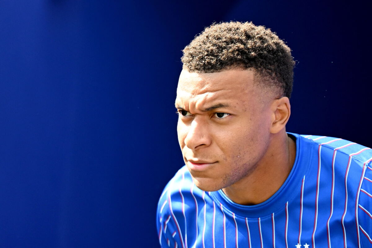 Kylian Mbappé en la entrada en calor previo al partido entre Francia y Suecia.