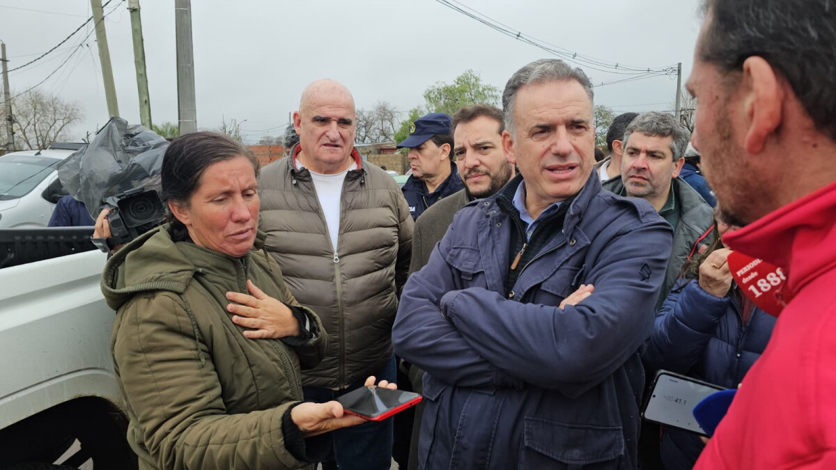 El presidente Yamandú Orsi durante recorrida por el departamento de Salto tras temporal.