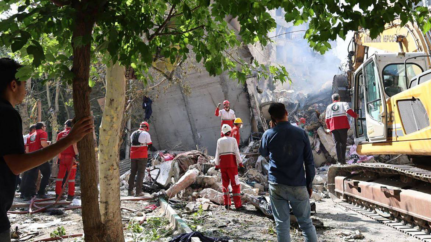 Voluntarios de la Cruz Roja trabajan en un barrio de Teherán tras ataque israelí.