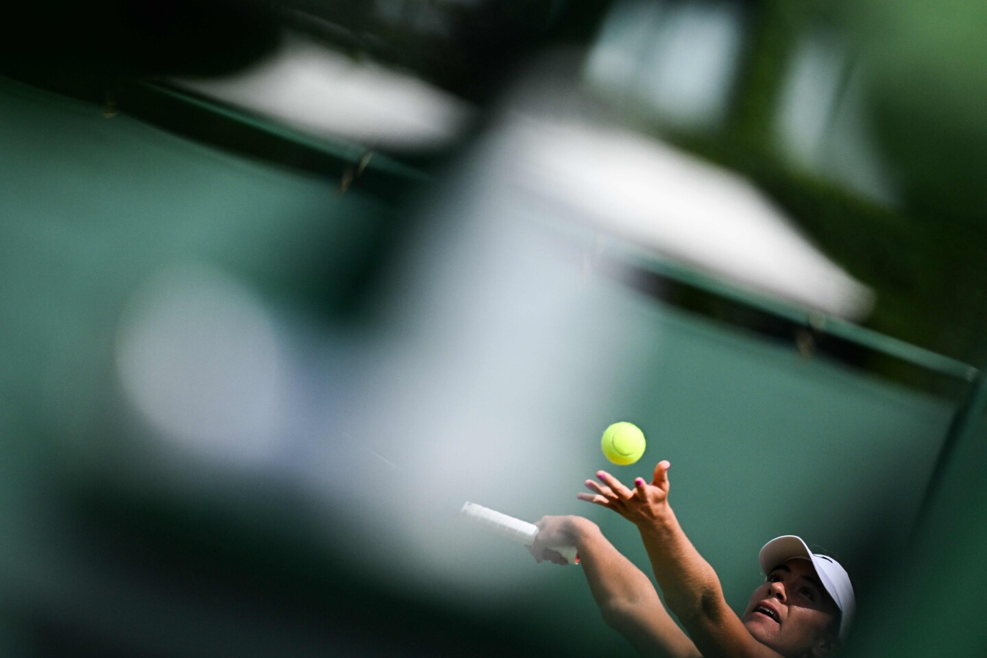 Solana Sierra durante el cruce frente a Cristina Bucsa en Wimbledon.