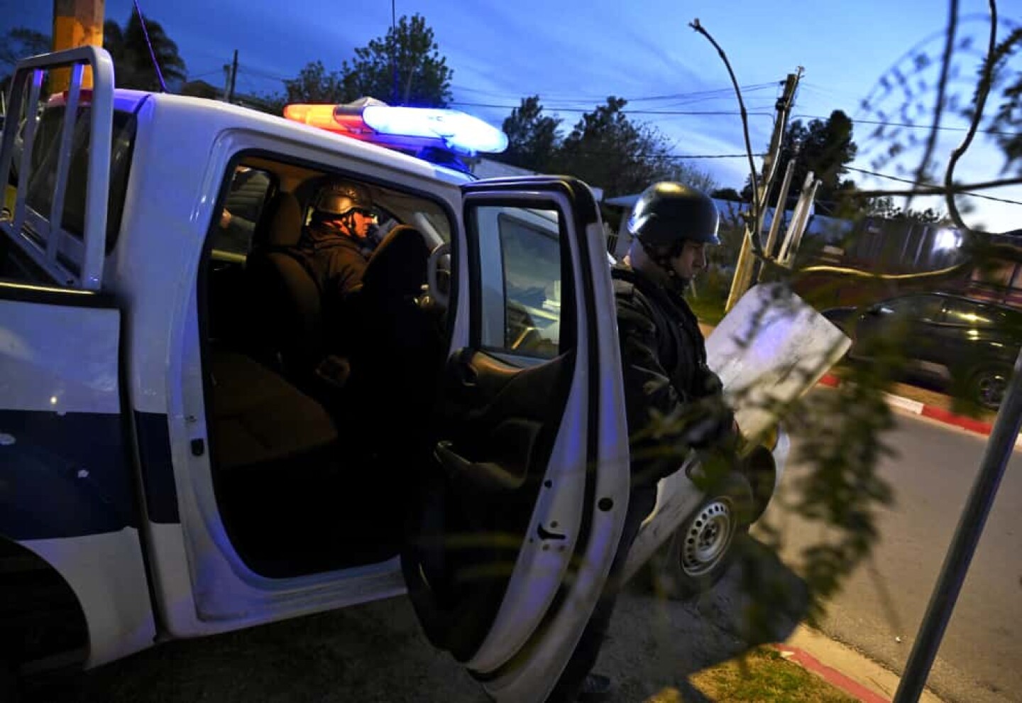 Patrullero con policías durante un operativo.