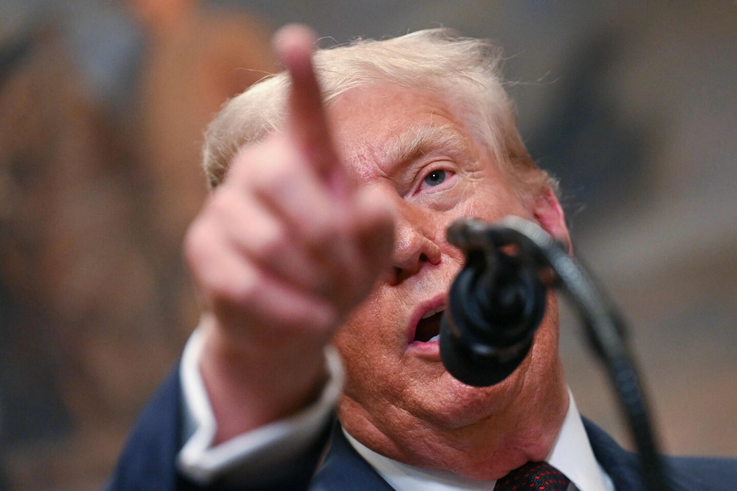 El presidente de Estados Unidos, Donald Trump, señala mientras habla después de firmar una orden ejecutiva que reinicia la Prueba de Aptitud Física Presidencial en las escuelas públicas en la Sala Roosevelt de la Casa Blanca en Washington, D.C.