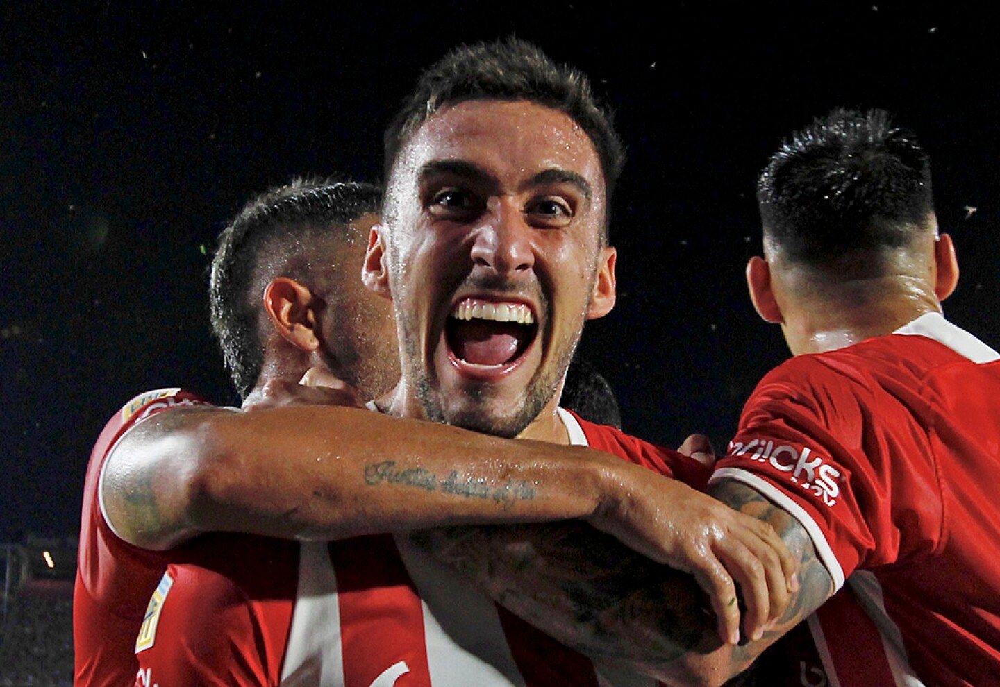 Mauro Méndez celebra uno de los goles de Estudiantes en la sexta fecha de la Copa de la Liga.