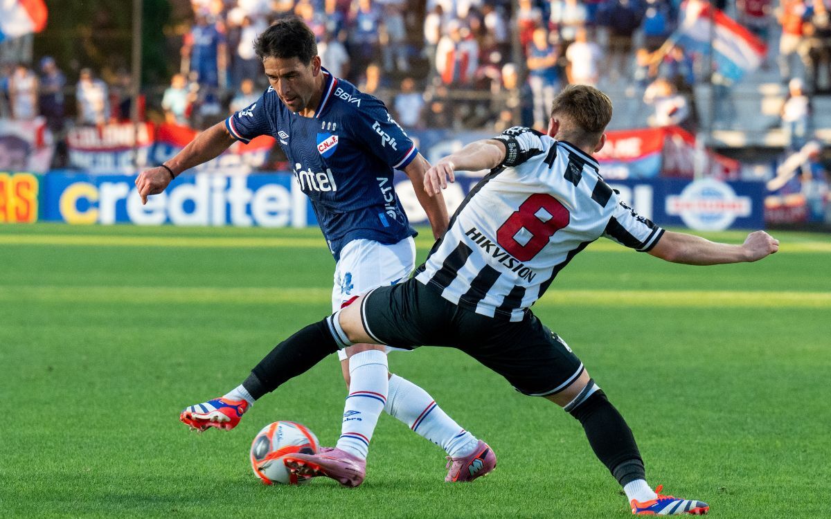 Bruno Veglio en la marca de Nicolás Lodeiro en el partido entre Wanderers y Nacional.