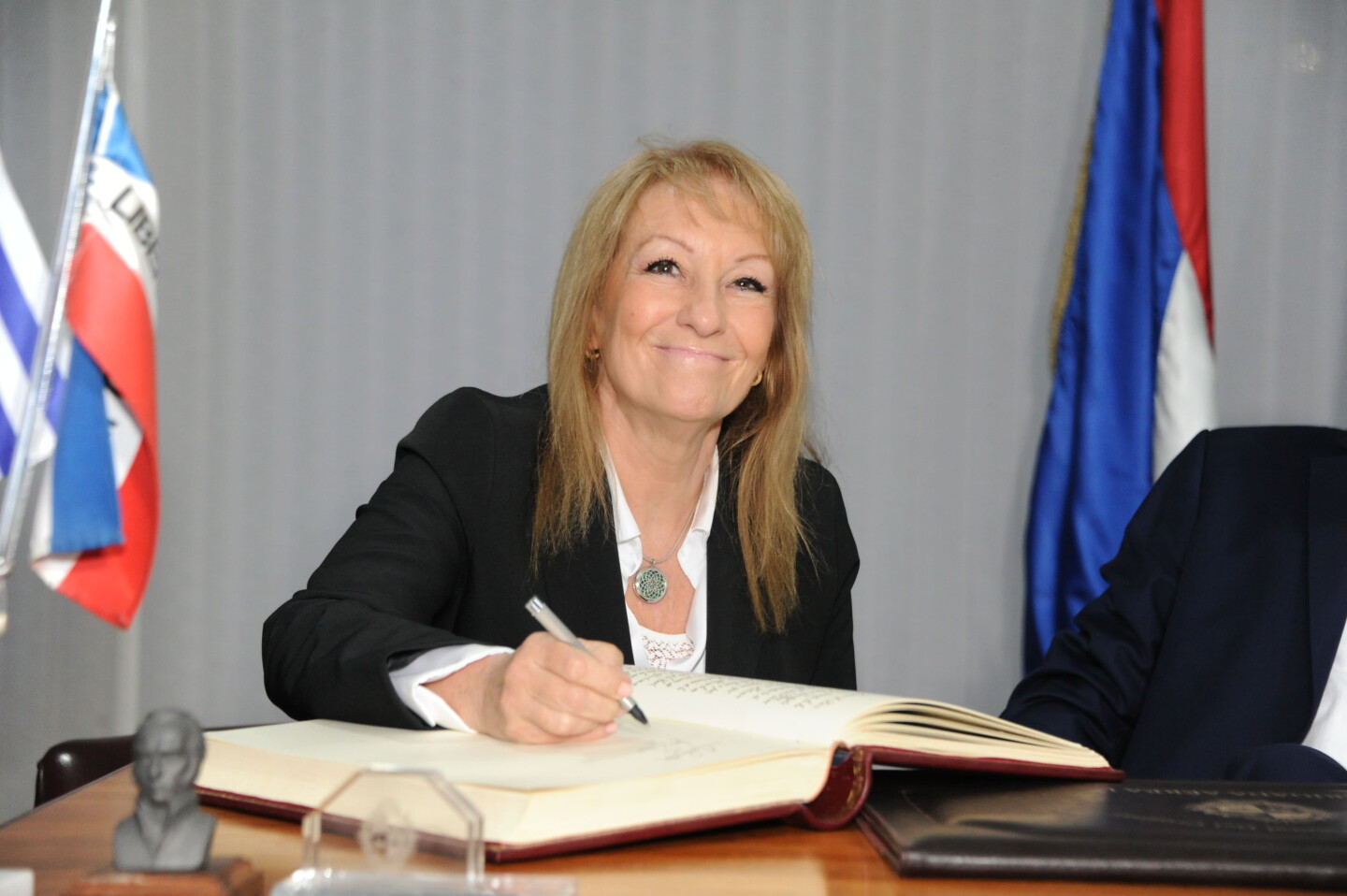 Carolina Cosse firma por primera vez como presidenta de Uruguay.