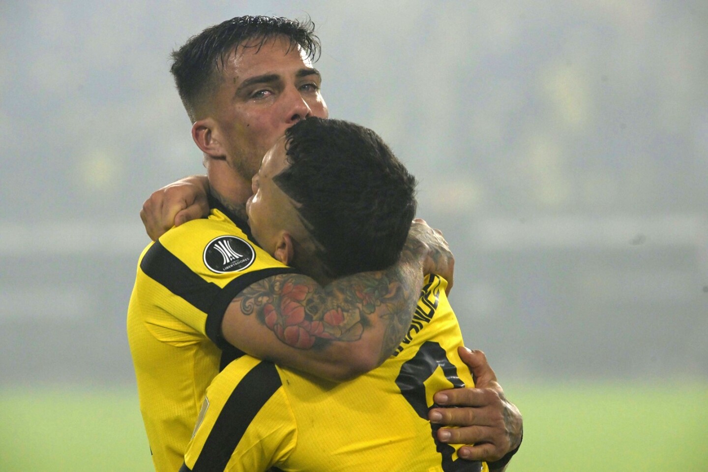 Emocionado: Javier Méndez abrazando a Leo Fernández luego de que Peñarol eliminara a Flamengo de la Copa Libertadores.