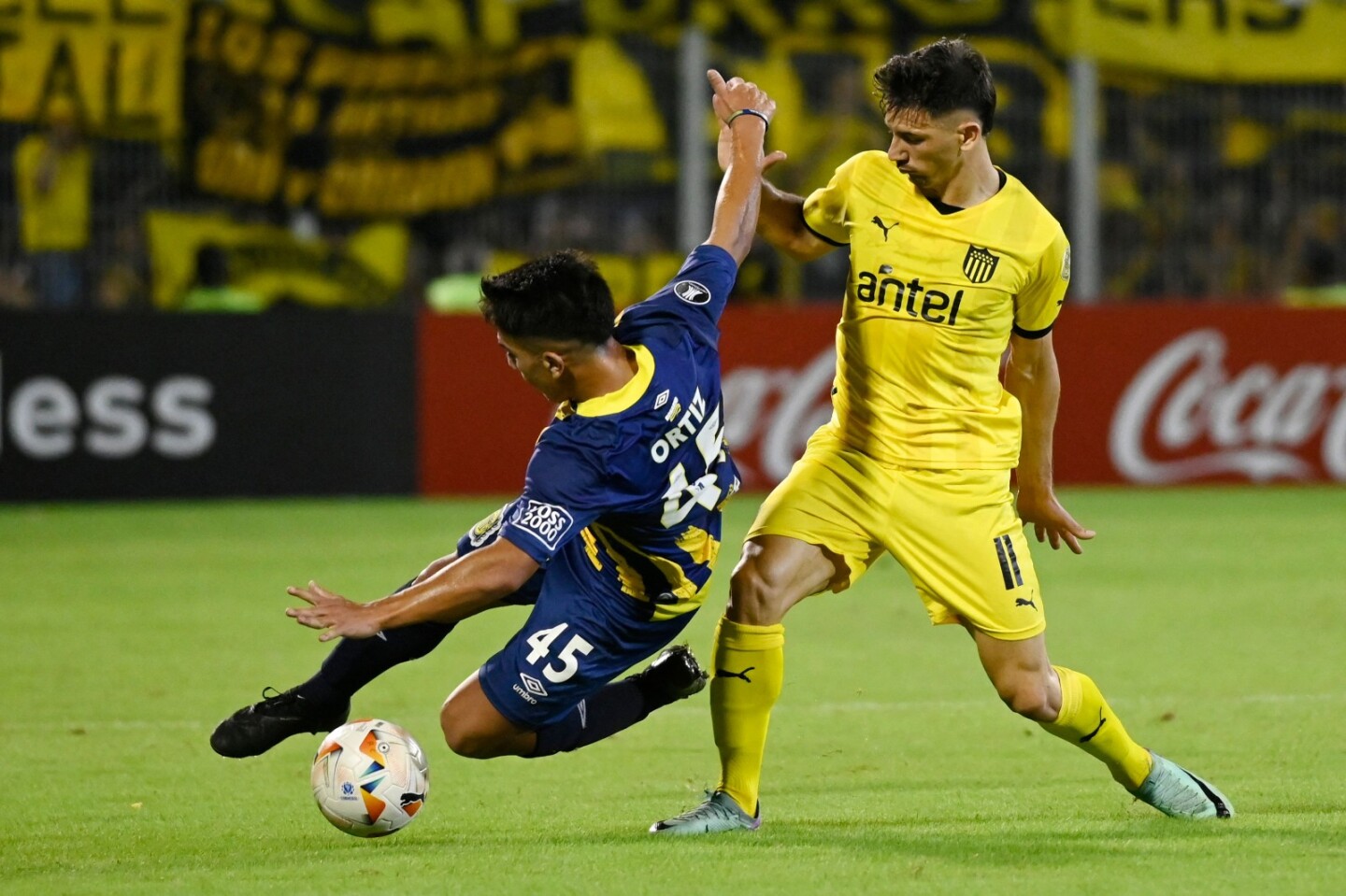 Maximiliano Silvera disputa la pelota en el partido entre Rosario Central y Peñarol.