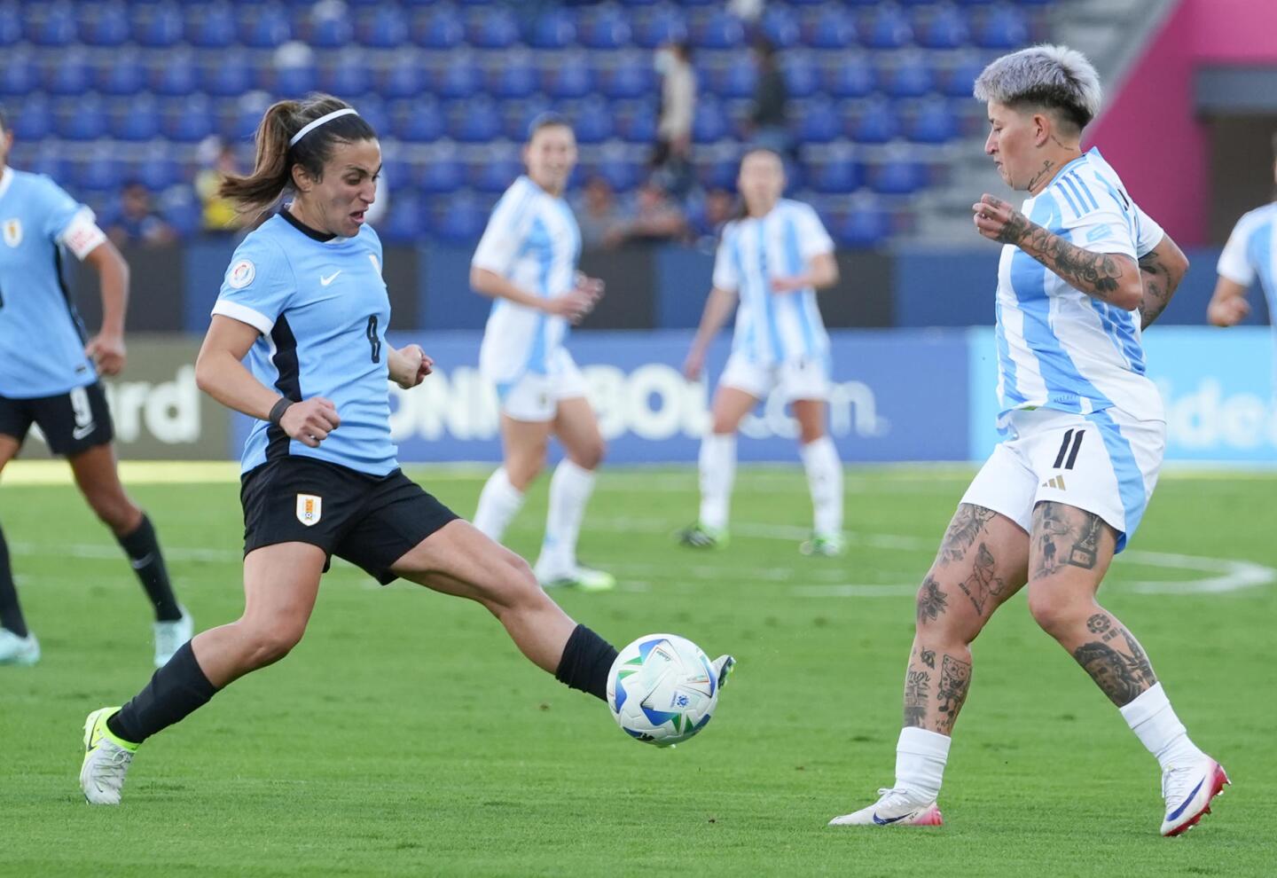 Ximena Velazco jugando para la selección uruguaya en la Copa América femenina.