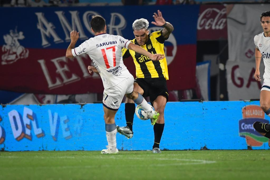 Javier Méndez y Francisco Ginella en el clásico entre Peñarol y Nacional.