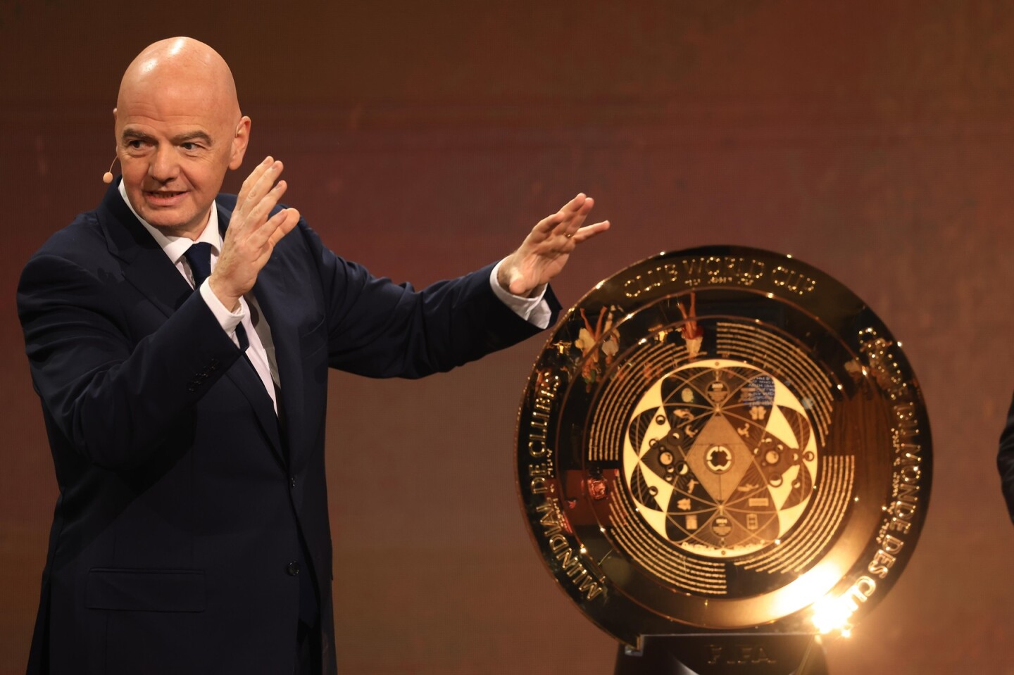 El Presidente de la FIFA, Gianni Infantino, presenta el trofeo del Mundial de Clubes.