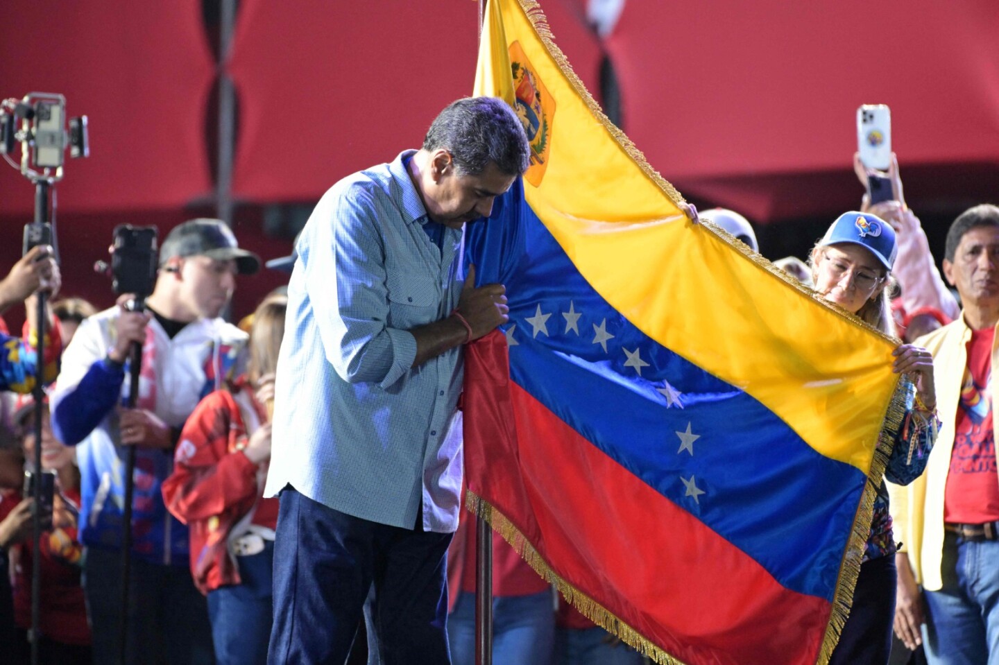 Nicolás Maduro con bandera de Venezuela