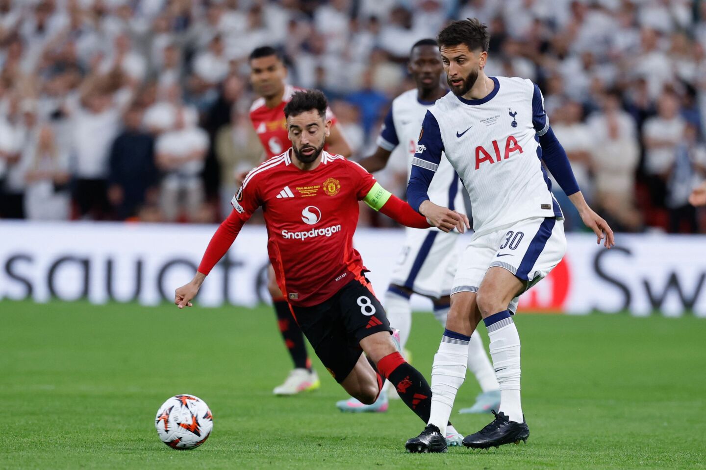 Bruno Fernandes y Rodrigo Bentancur disputan el balón en el Tottenham vs. United.
