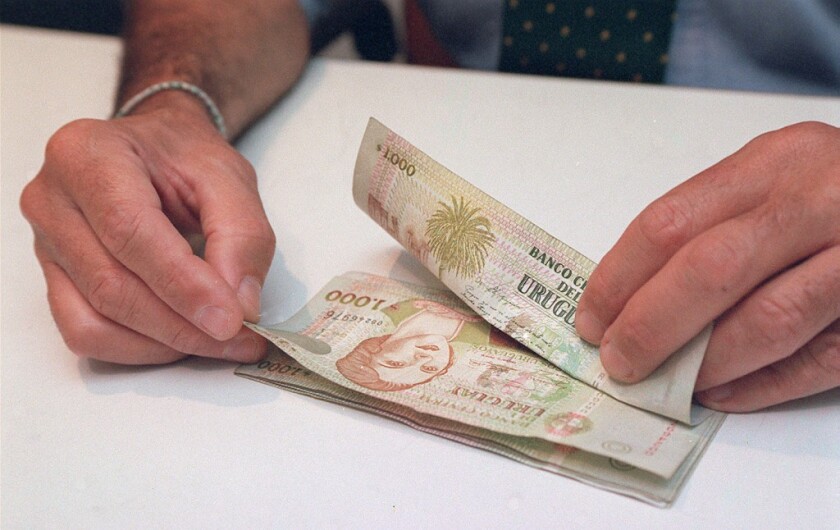20050208, manos contando billetes de mil uruguayos, foto pena, hoja 87783