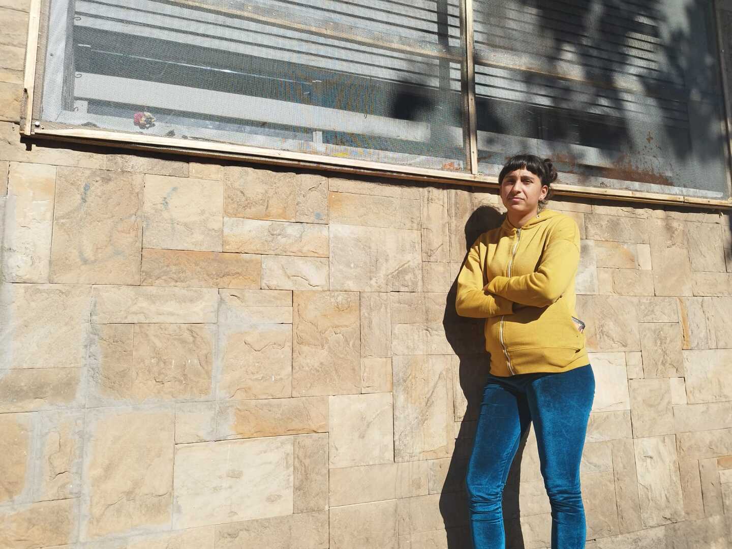 Mujer en un hogar 24 horas para madres con hijos