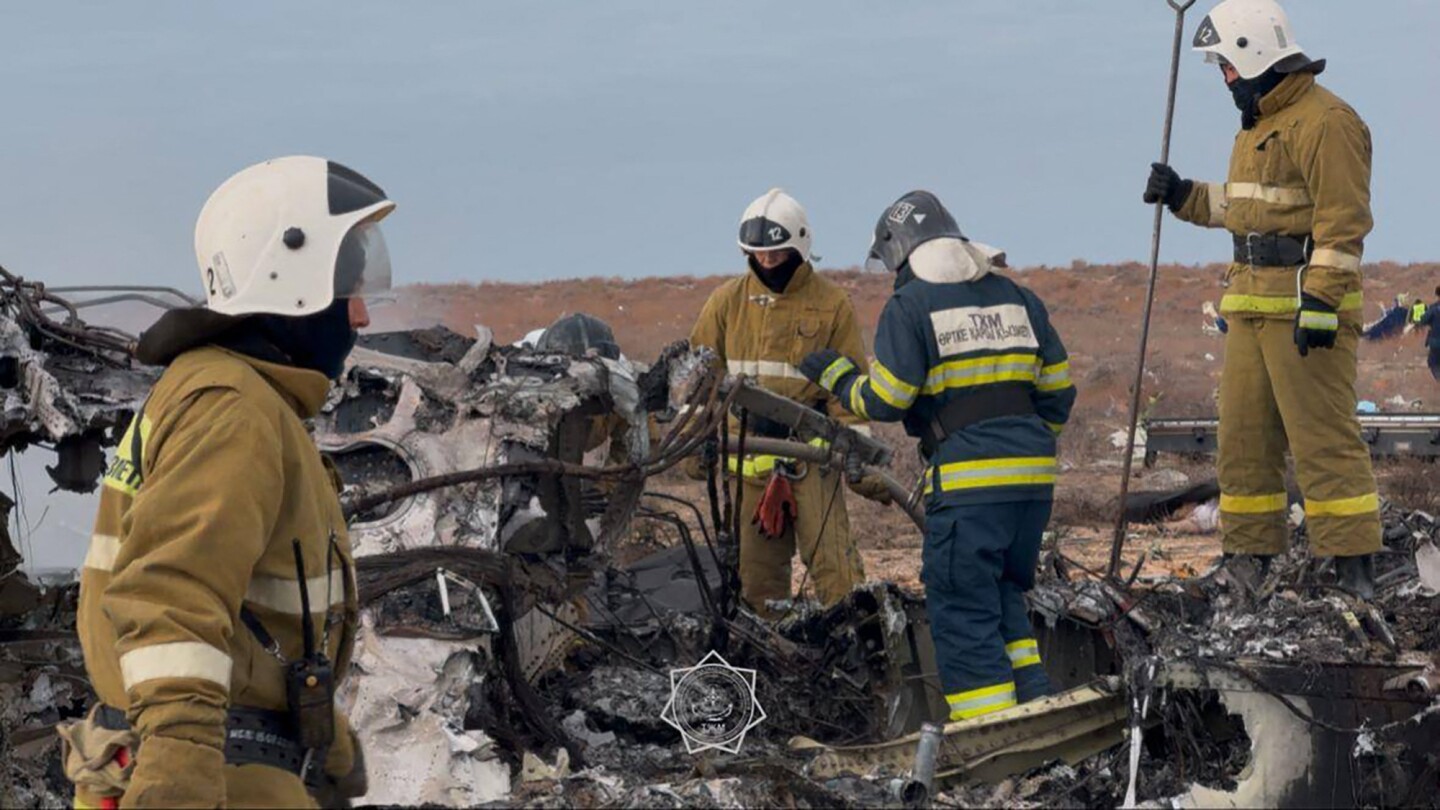 Bomberos trabajando en el lugar del accidente