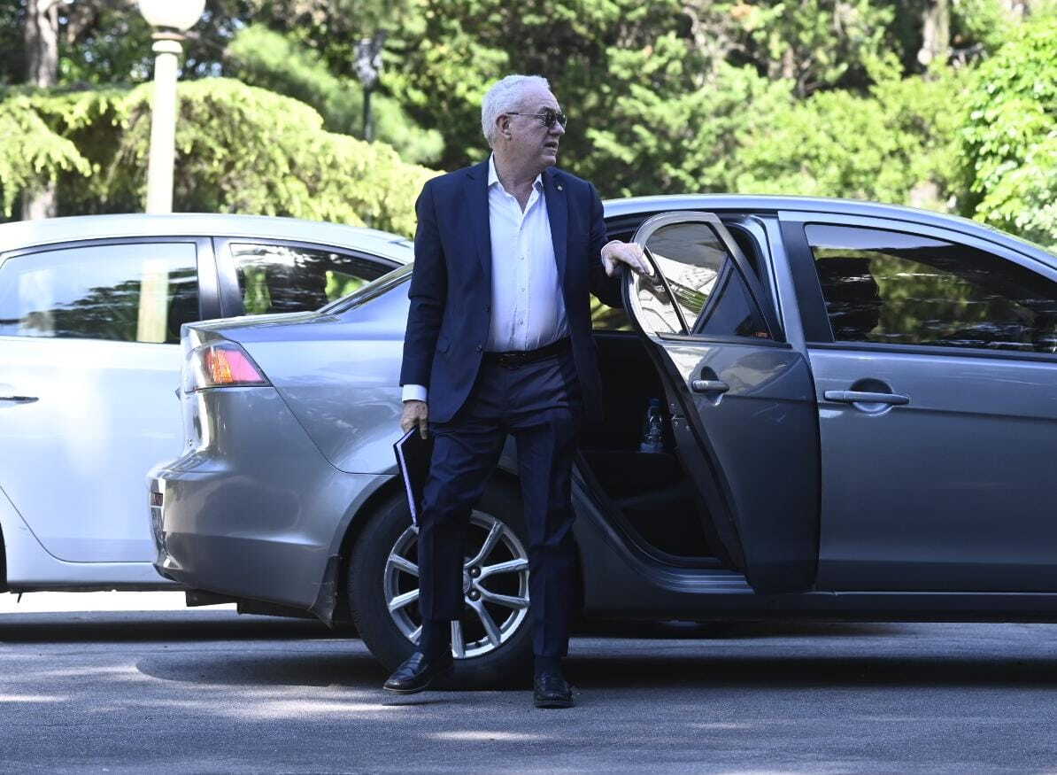 Mario Lubetkin llega a la reunión del Consejo de Ministros en Suárez y Reyes este lunes 3 de noviembre de 2025.