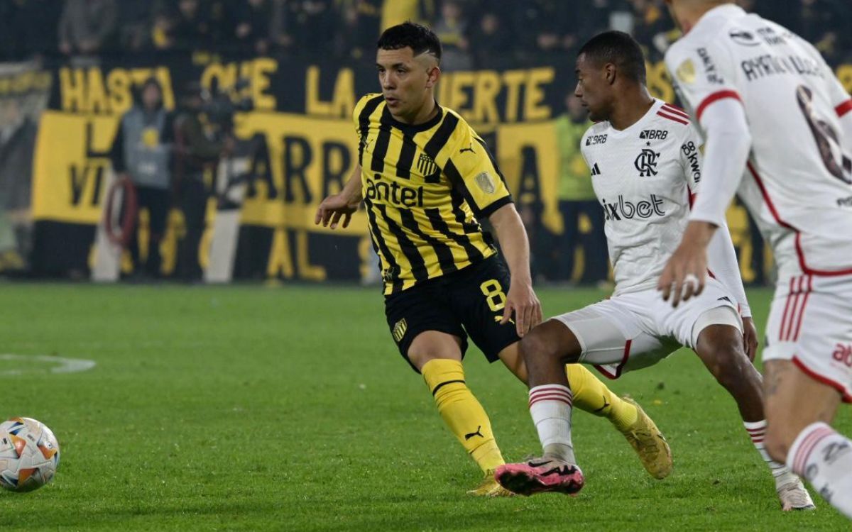 Leonardo Fernández ante Nicolás de la Cruz en el partido entre Peñarol y Flamengo por la Copa Libertadores.