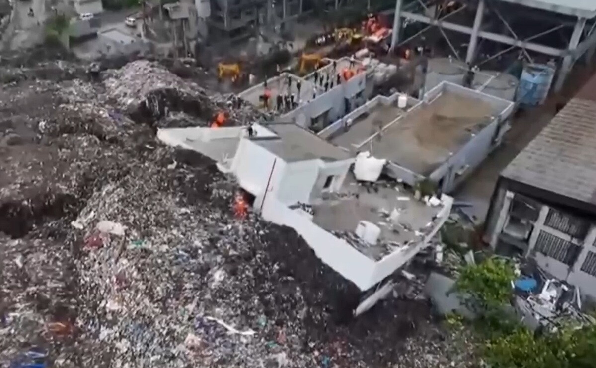 Derrumbe de una montaña de basura deja al menos tres muertos en India.