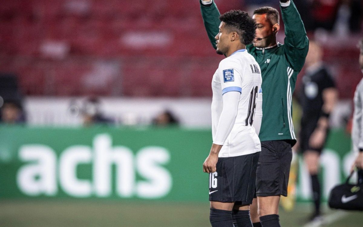 Kevin Amaro en su estreno con Uruguay frente a Chile por Eliminatorias.