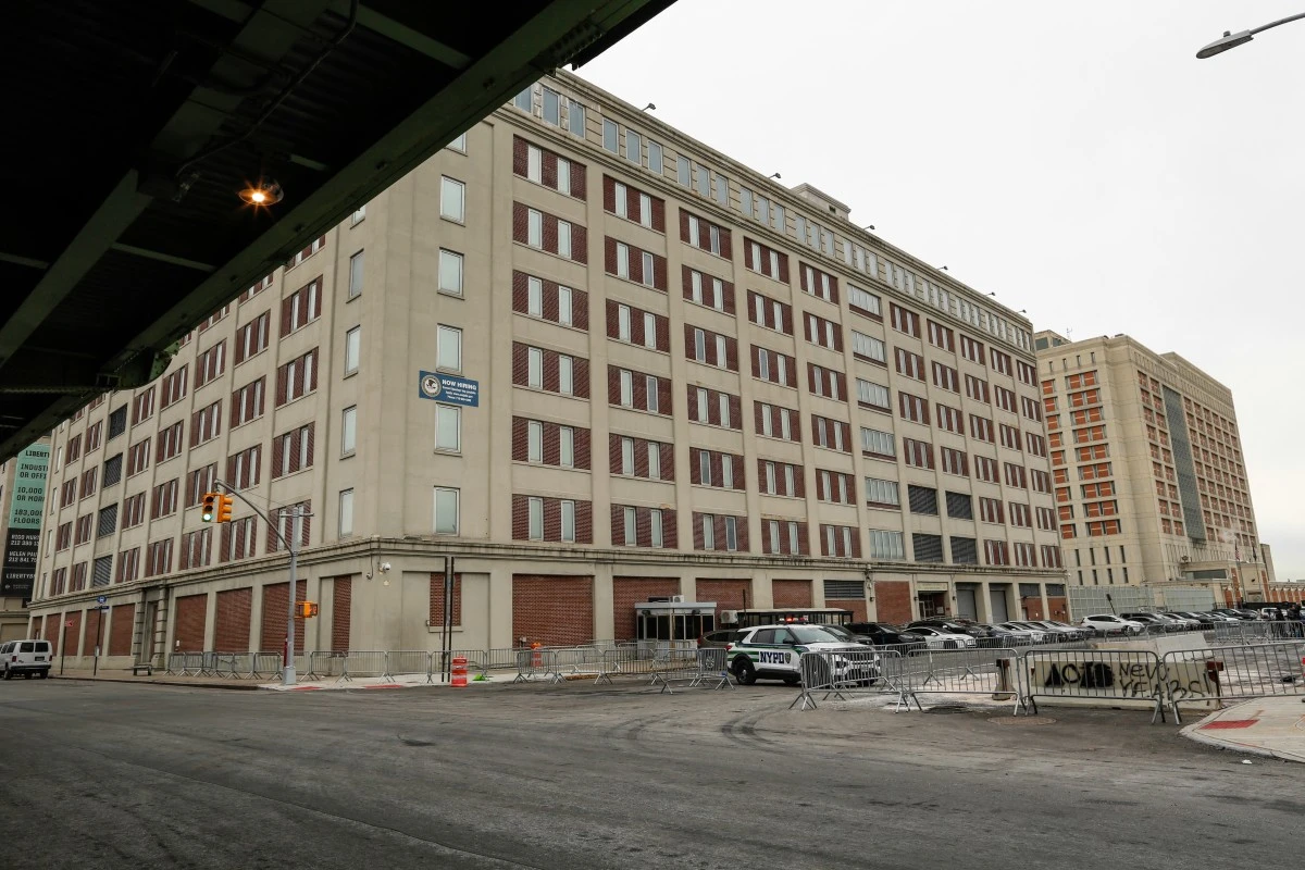 Una vista del Centro de Detención Metropolitano en el distrito de Brooklyn de la ciudad de Nueva York, donde el presidente venezolano derrocado Nicolás Maduro fue retenido durante la noche antes de su audiencia de comparecencia el 5 de enero de 2026.