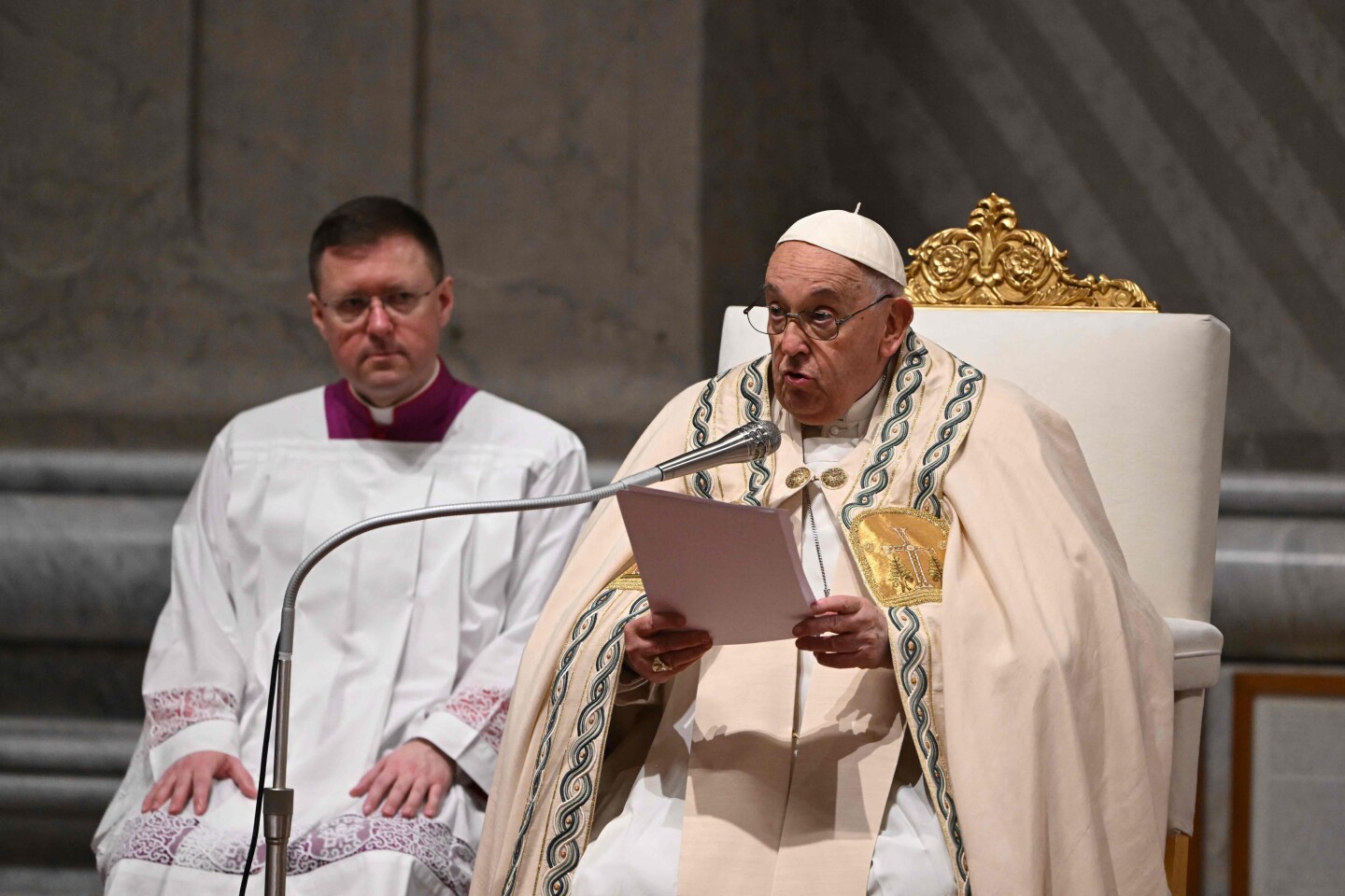 El papa Francisco presidiendo la Vigilia Pascual de 2024.