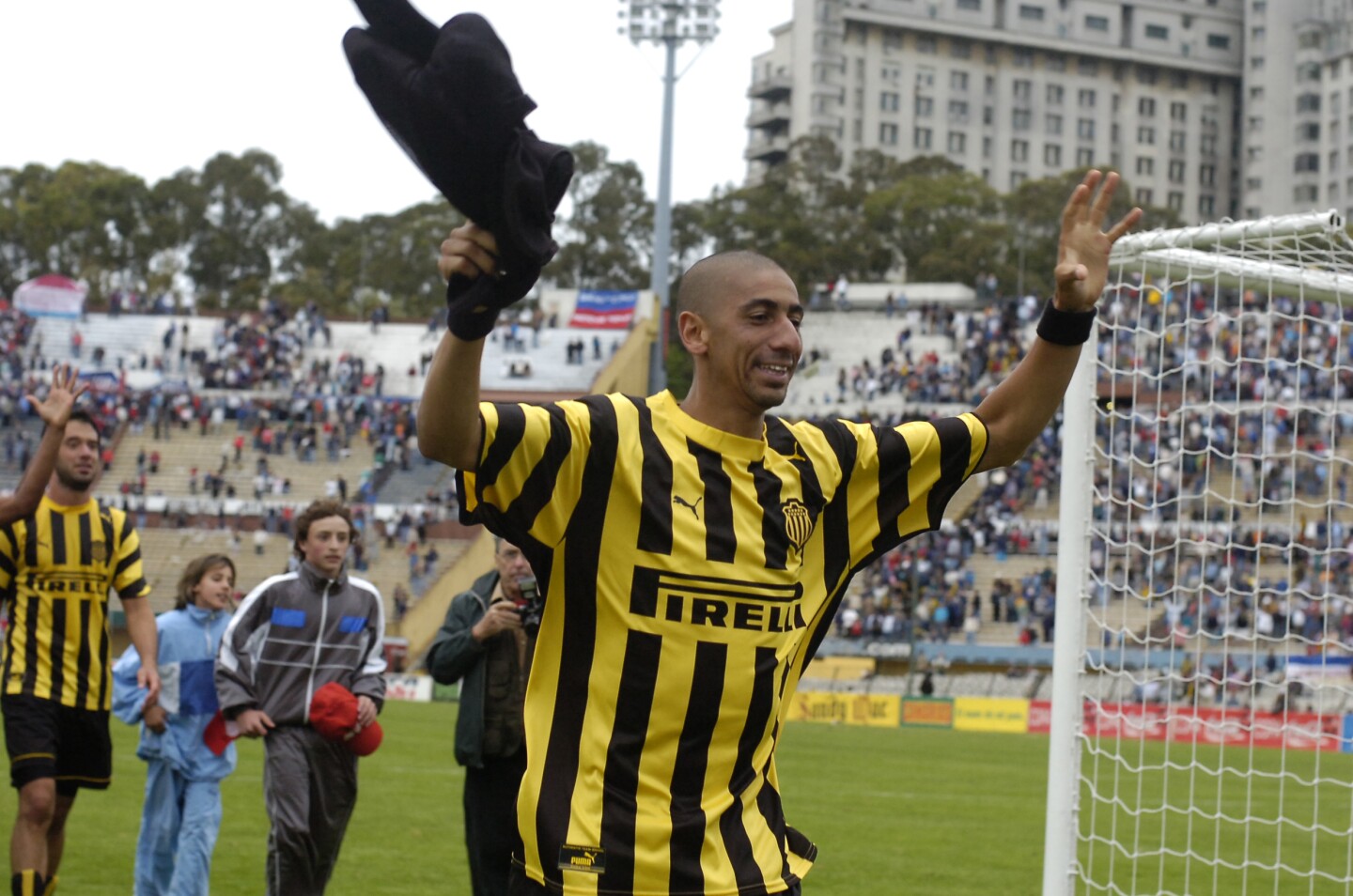 Alberto Acosta celebra una victoria ante Nacional.