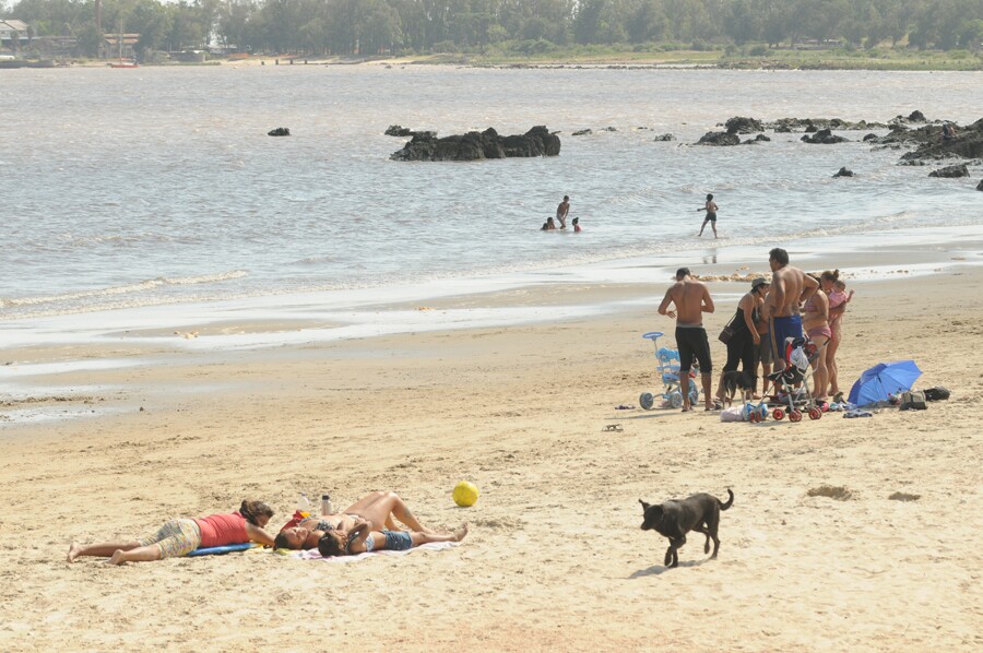 Ayer de tarde había varias familias en la playa de Santa Catalina. Foto. F. Flores