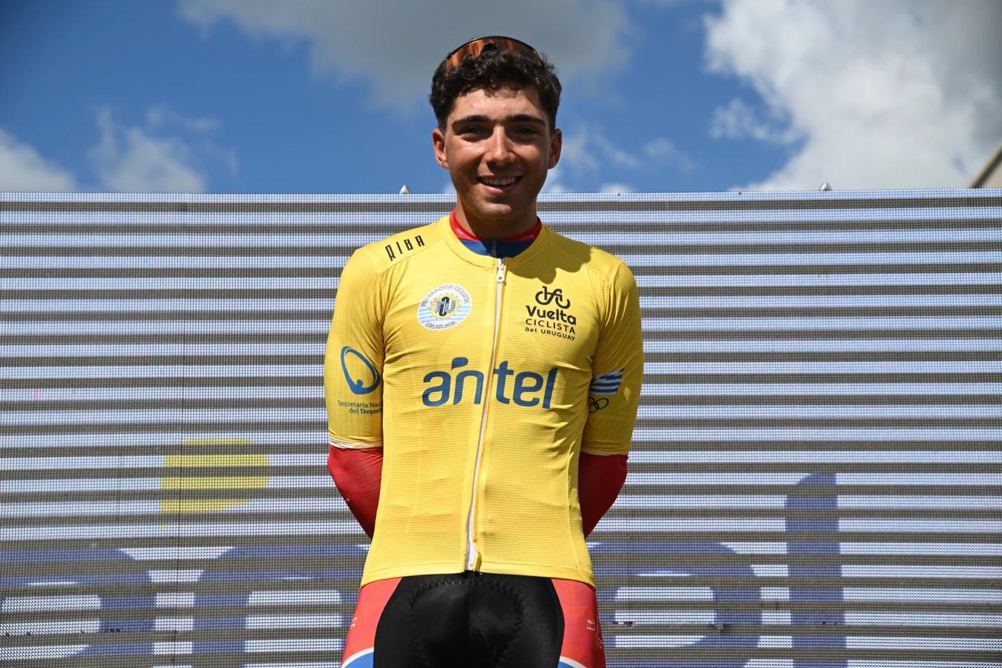 Pablo Bonilla con la malla oro de la Vuelta Ciclista 2026