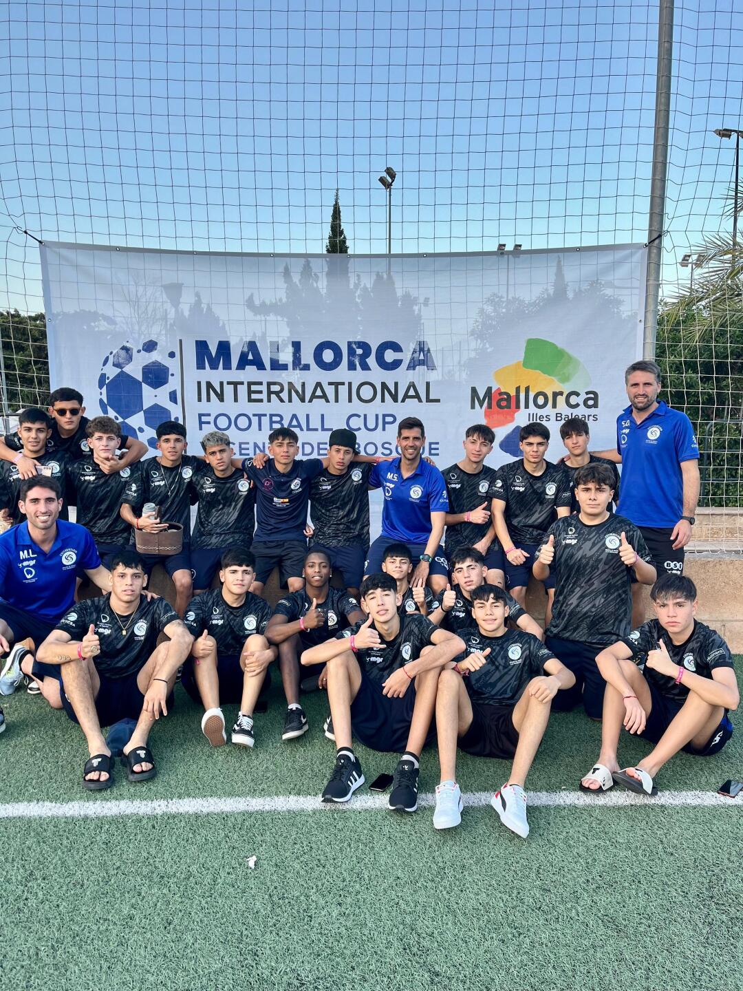 El equipo de Pelota al Medio Universitario en Mallorca, España.