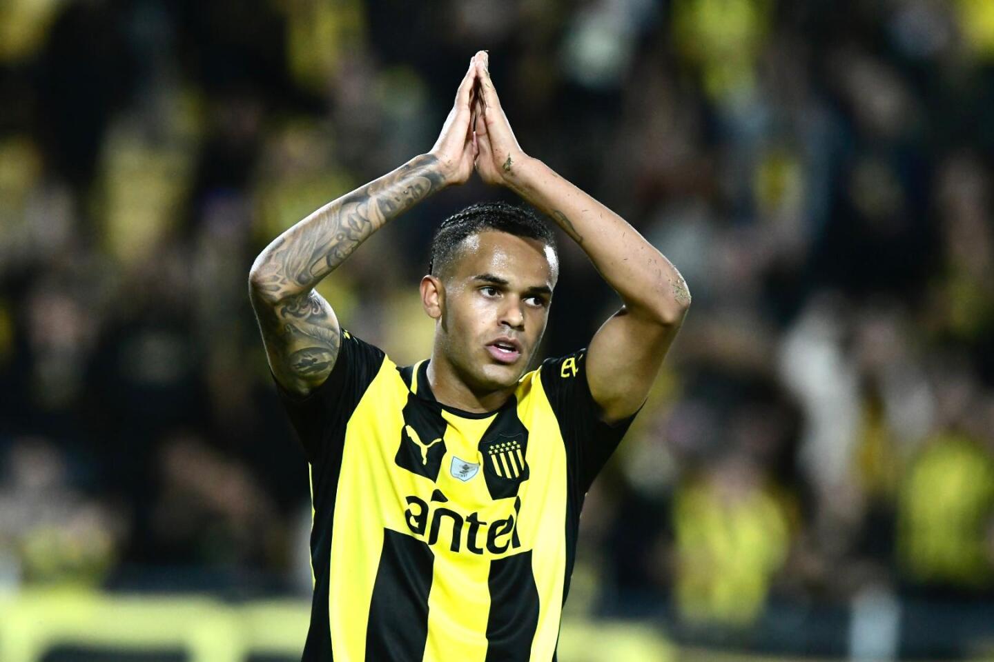 Alexander Machado tras anotar su gol con Peñarol frente a Miramar Misiones.