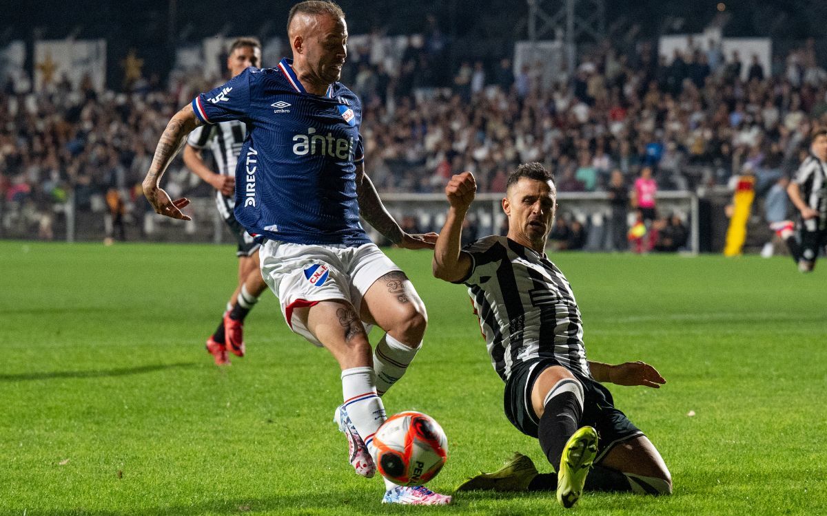 Emiliano García en la marca de Nicolás López en el partido entre Wanderers y Nacional.