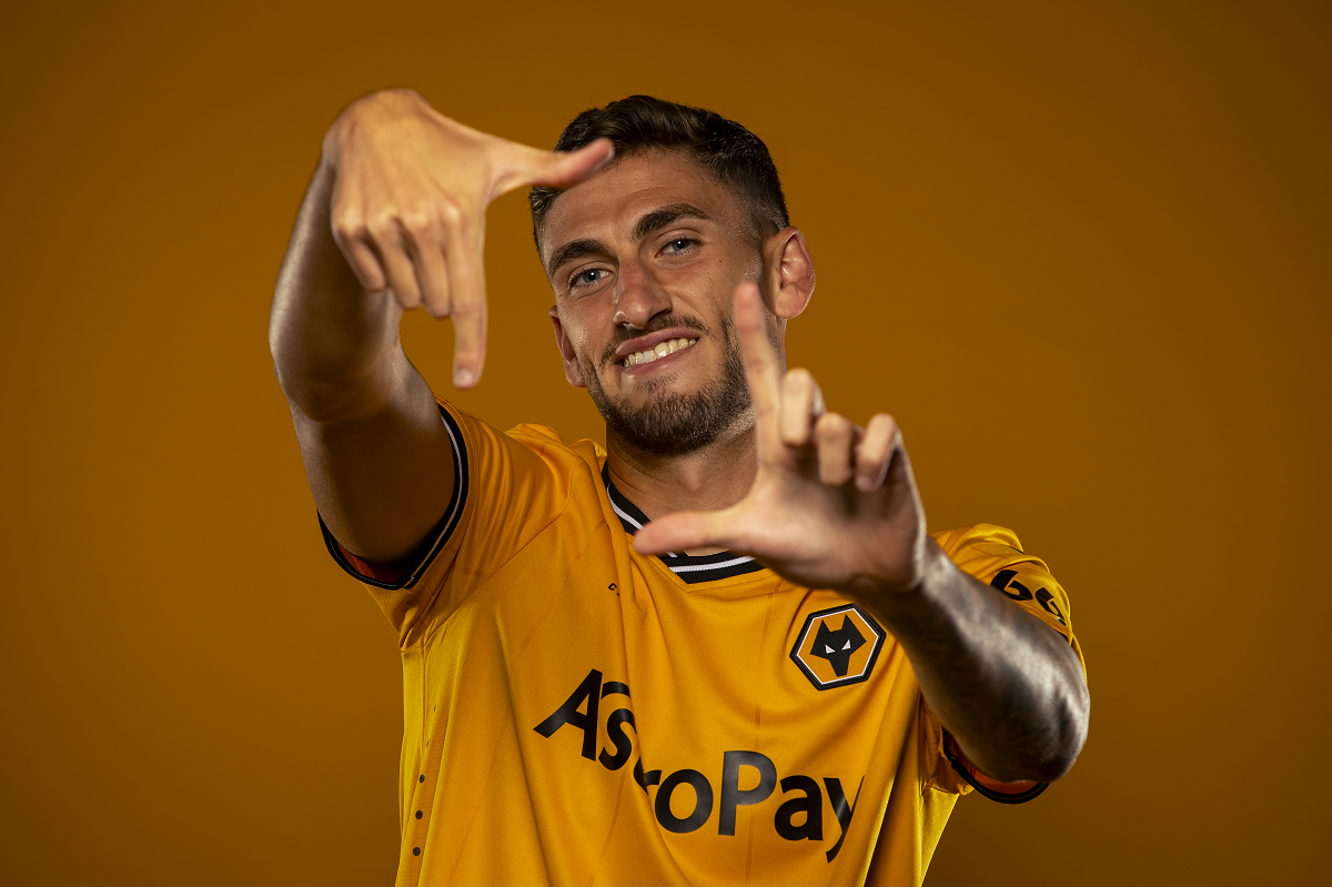 Santiago Bueno fue presentado en Wolves.
