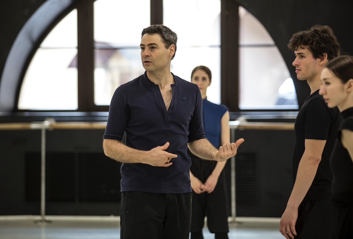 Iñaki Urlezaga dando instrucciones a los bailarines, en su rol de director artístico de "Libertango".