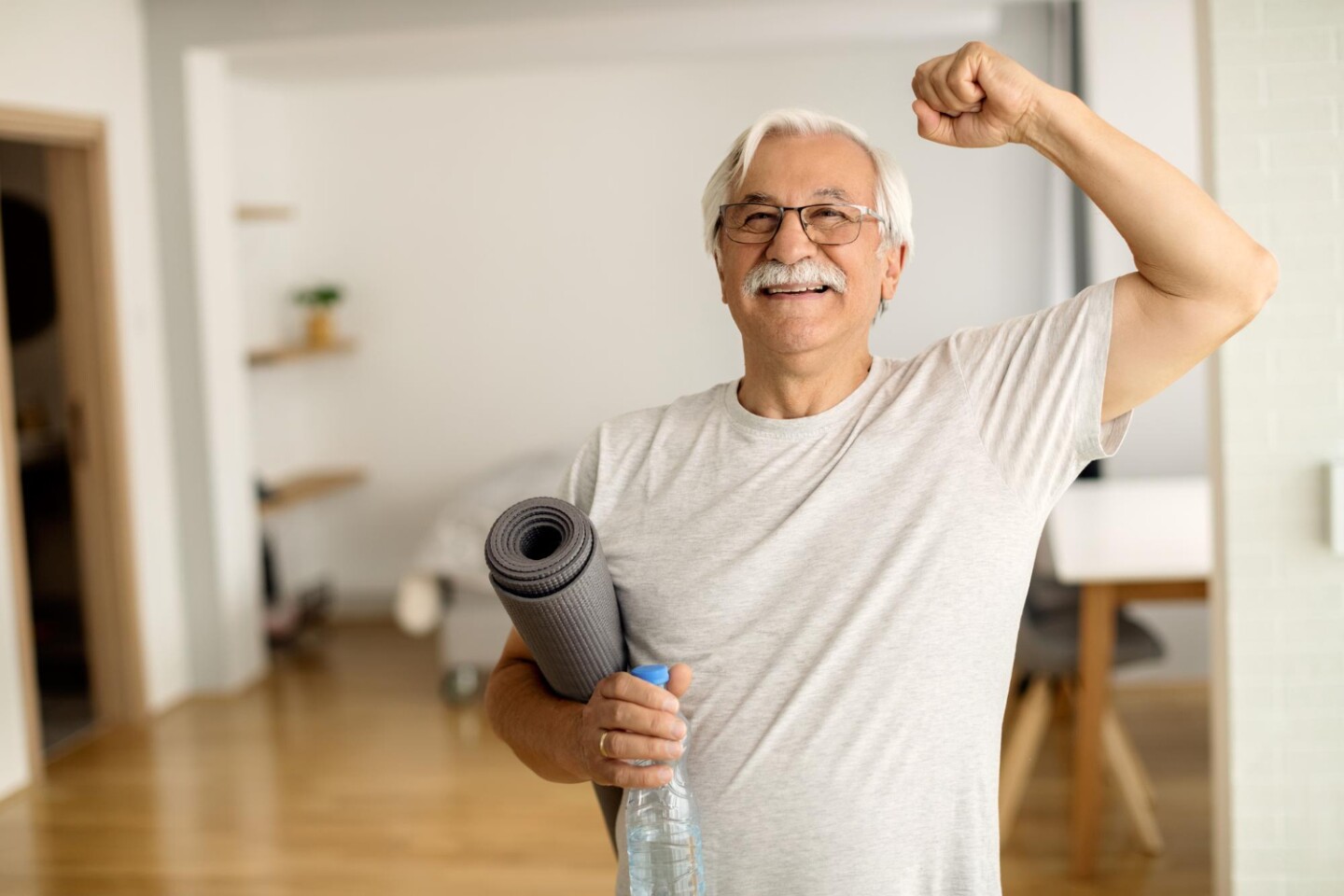 Adulto mayor feliz, entrenando