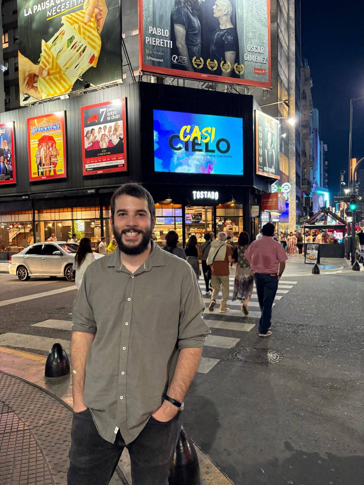 Andrés Scheck frente al teatro que hizo funciones de "Casi cielo" en Buenos Aires.
