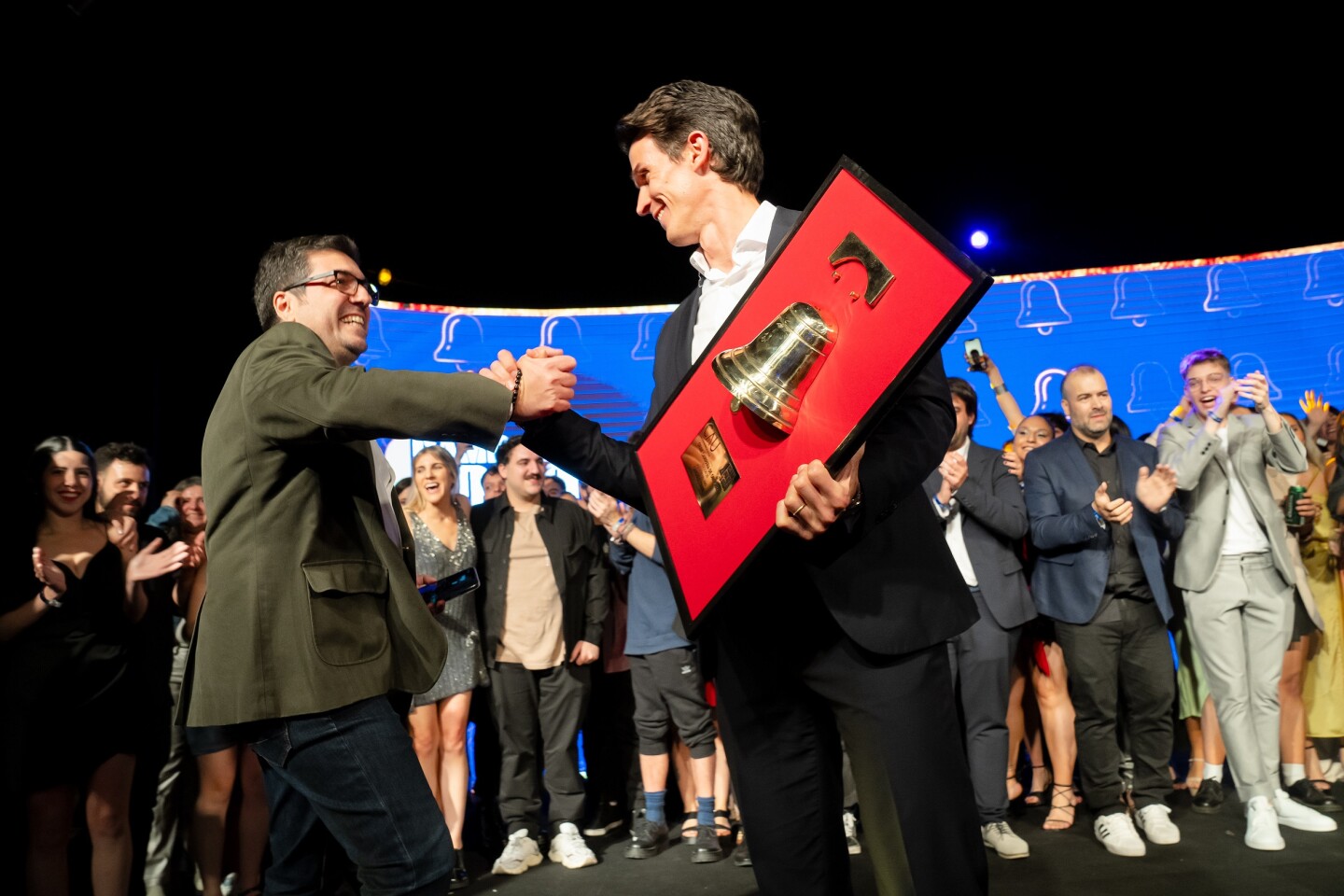 Entrega a Ceo de CamaraTBWA Marcelo Debernardi premio Agencia del Año por presidente de Jurado Agustín Bensusan.jpg