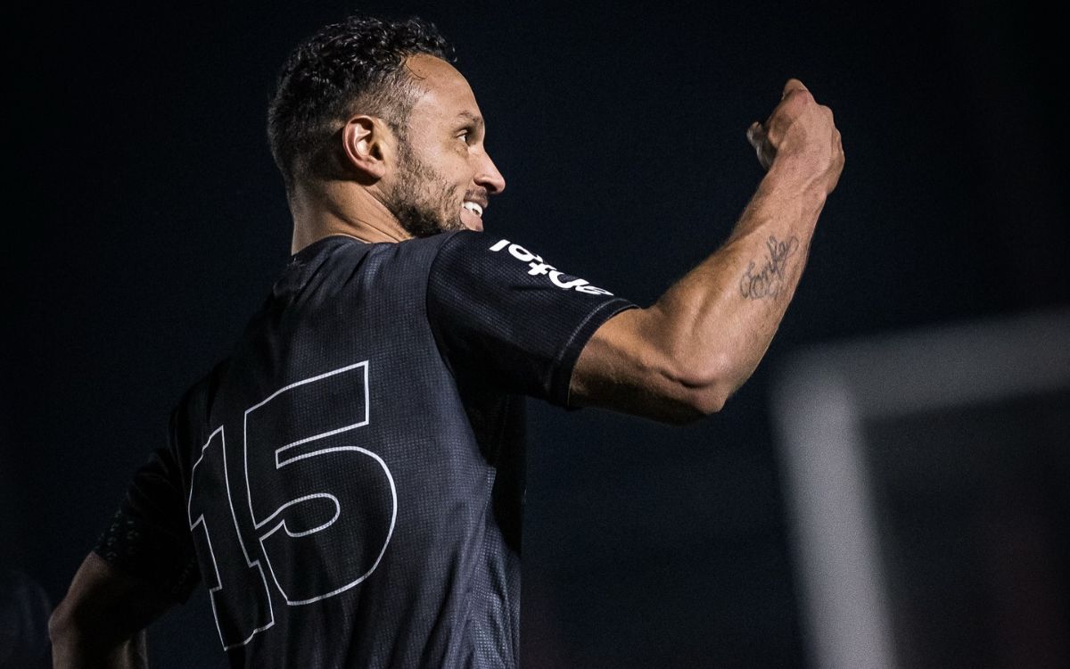 Sebastián Assis celebra el gol anotado en el partido entre Rincón y Cerro Largo por Copa AUF Uruguay.