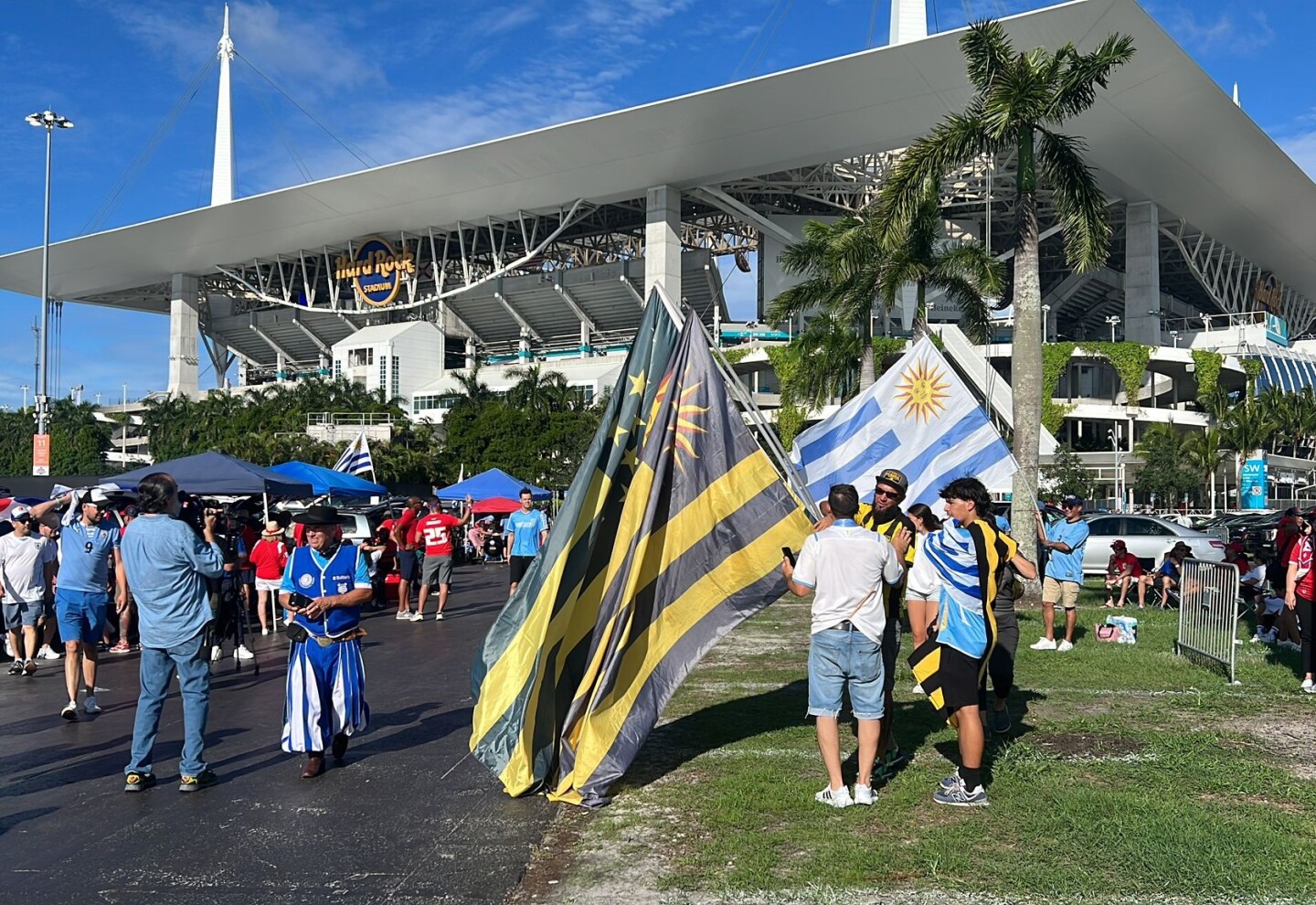 Hinchas de Uruguay en las afueras del Hard Rock Stadium de Miami.